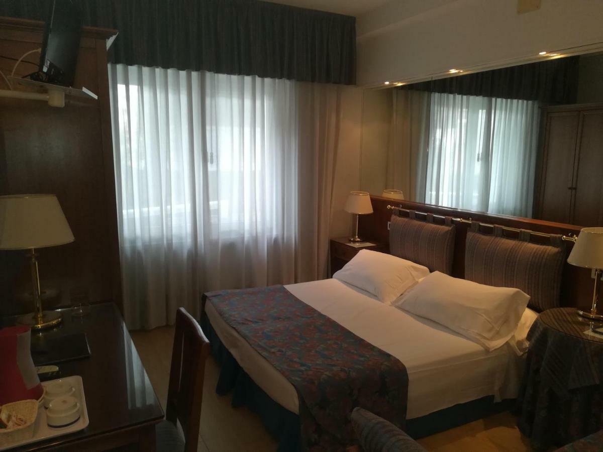 Hotel Astro Линяно Сабиадоро Стая снимка